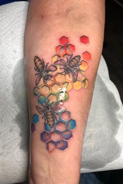 30 Honeycomb Tattoo Ideas  with Bees, Flowers, and Geometric Patterns for Men and Women