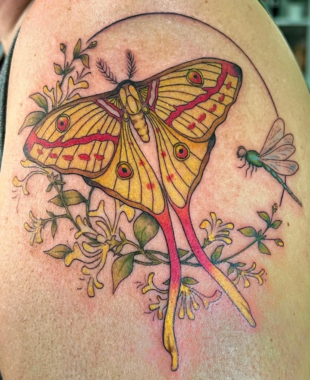 29 Honeysuckle Tattoo Ideas with Fine Line, Neo Traditional, Coral, and American Traditional Designs