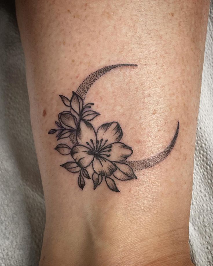 26 Crescent Moon Tattoo Designs : Fine Line, Stencil, Stars, Lotus, Waxing, Waning, American Traditional