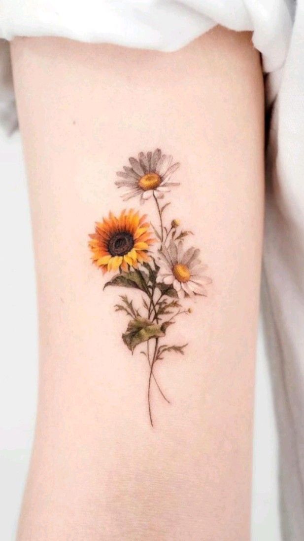25 Daisy Tattoo Ideas with Fine Line, Watercolor, Minimalist, Stencil, Traditional & Dainty Designs