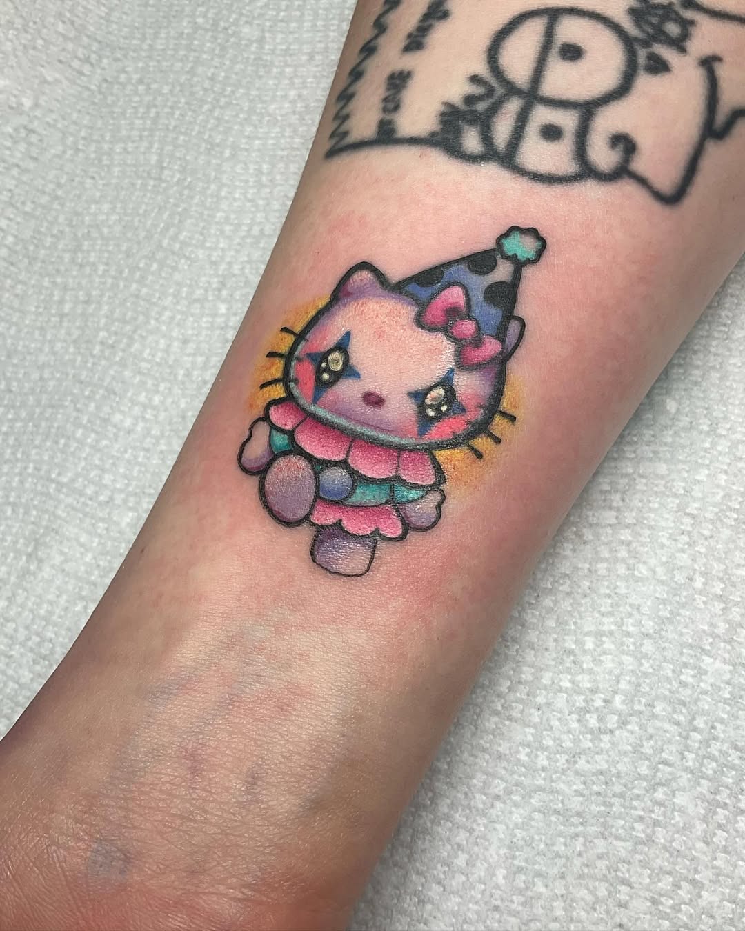 Hello Kitty Tattoo 29 Ideas for Women, Men & Couples Sleeve, Fine Line, Y2K, Cien Pies & More