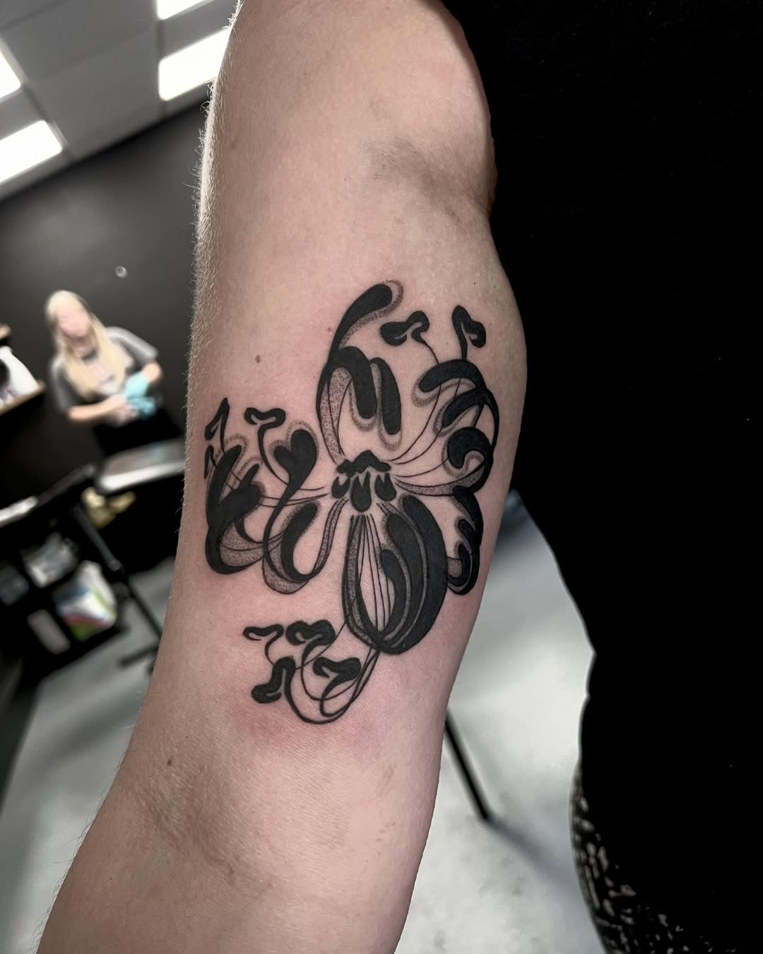 29 Honeysuckle Tattoo Ideas with Fine Line, Neo Traditional, Coral, and American Traditional Designs