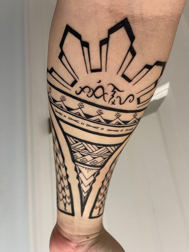25 Ideas Tribal Tattoo Designs: Bold, Geometric, and Abstract Ink Styles