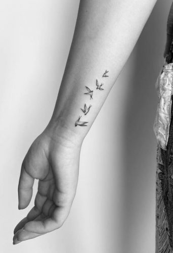 20 Chic Wrist Tattoo Ideas for Women