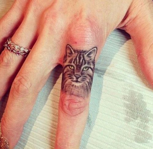 27 Cat Tattoo Ideas for the Finger