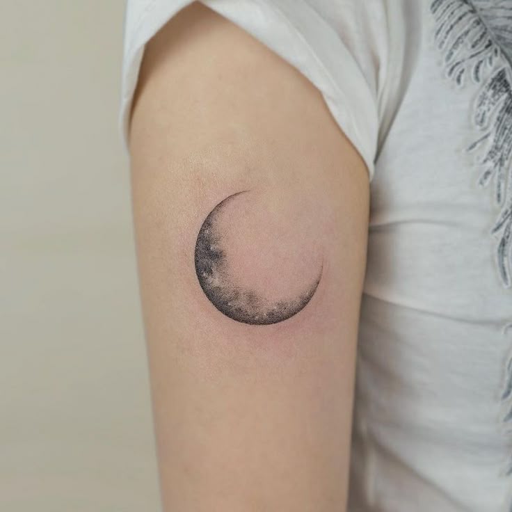 26 Crescent Moon Tattoo Designs : Fine Line, Stencil, Stars, Lotus, Waxing, Waning, American Traditional