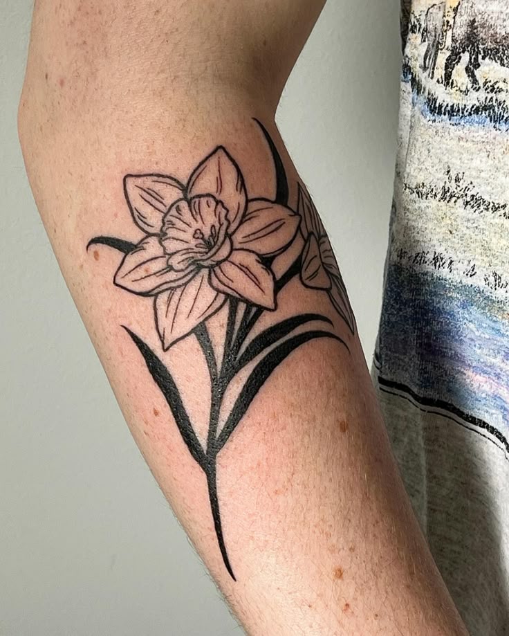 30 Daffodil Tattoo Ideas : Fine Line, Traditional with Name, Birth Flower &#038; Neotraditional Design