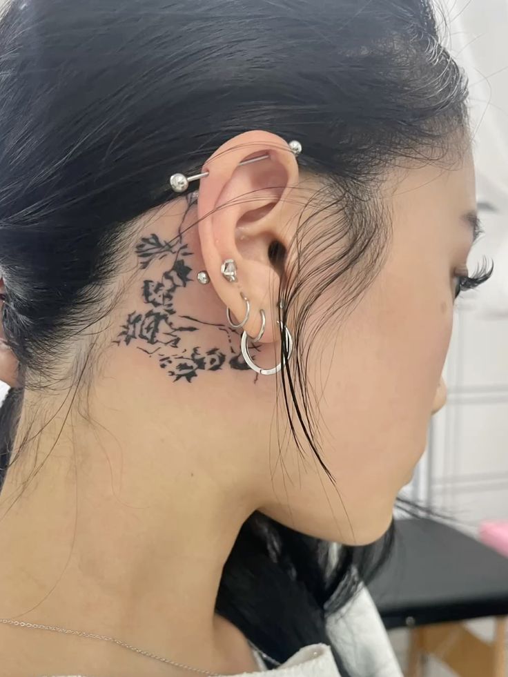 29 Unforgettable Tattoo Ideas : Letras Cursiva, Red Ink, Lower Back, Clavicula, Cuello, and More