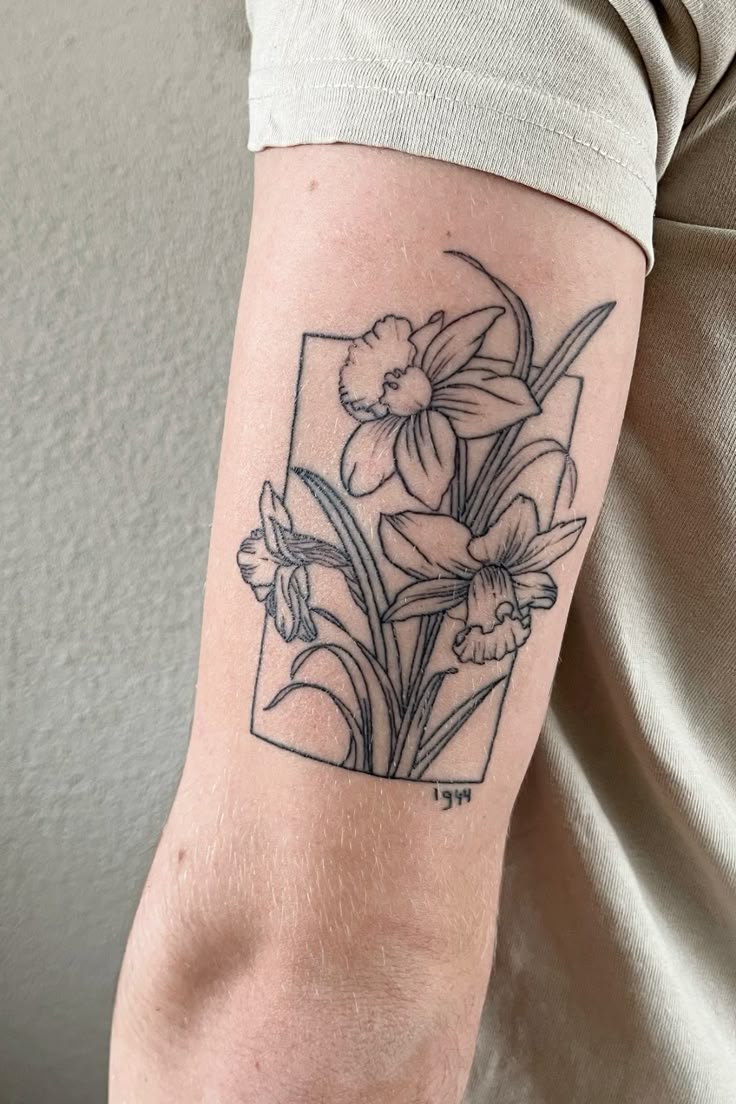 30 Daffodil Tattoo Ideas : Fine Line, Traditional with Name, Birth Flower &#038; Neotraditional Design