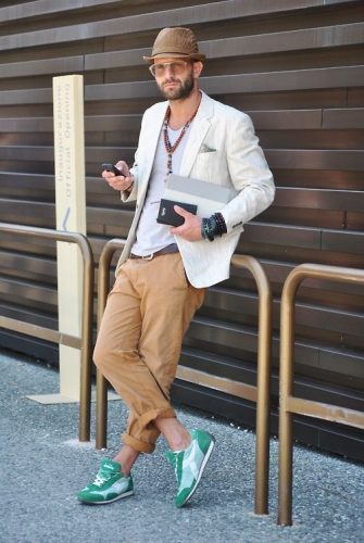 Stylish Men&#8217;s Sneakers and Khaki Combos : 17 Trendsetting Outfits to Elevate Your Look