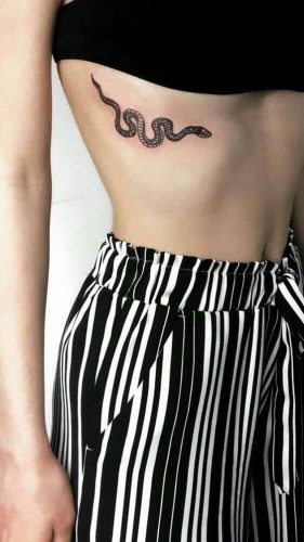 19 Captivating Rib Tattoo Ideas for Women