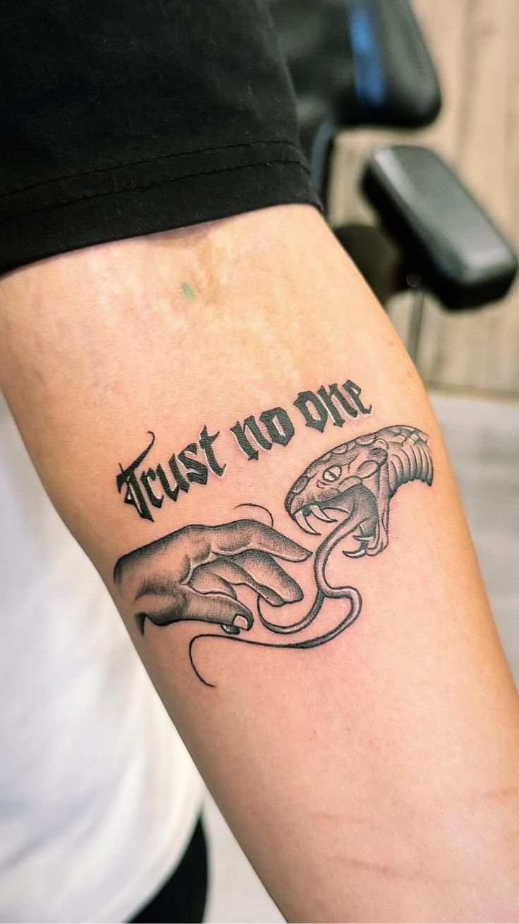 29 Unforgettable Tattoo Ideas : Letras Cursiva, Red Ink, Lower Back, Clavicula, Cuello, and More