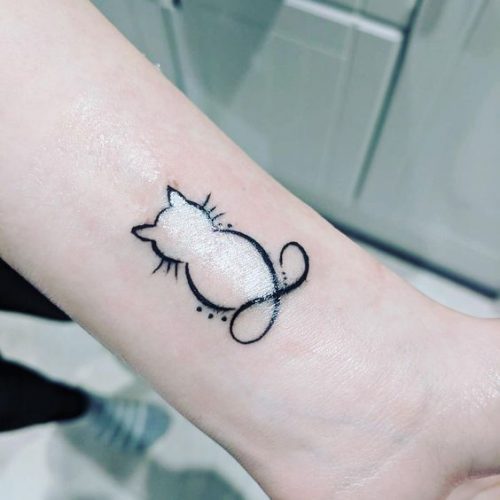 17 Cat Tattoo Ideas for the Wrist