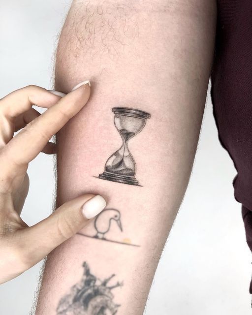 29 Hourglass Tattoo Ideas with Meaningful Designs for Men and Women Minimalist, Feminine, Traditional