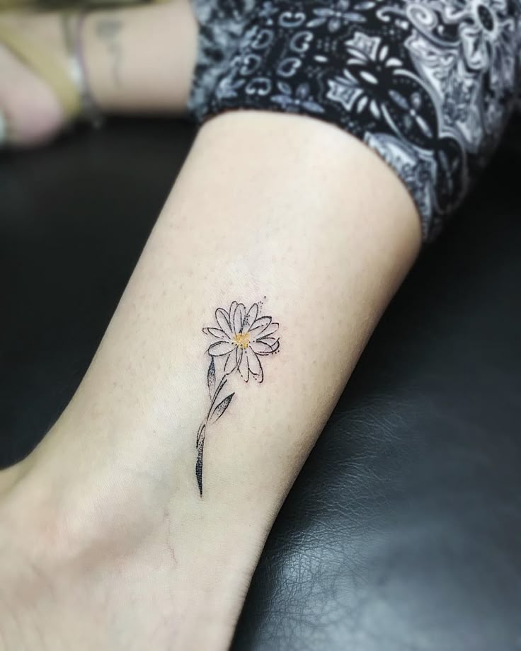 25 Daisy Tattoo Ideas with Fine Line, Watercolor, Minimalist, Stencil, Traditional & Dainty Designs