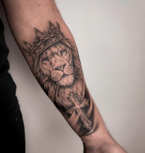 19 Express Strength with a Lion Tattoo on Forearm: Design Inspiration