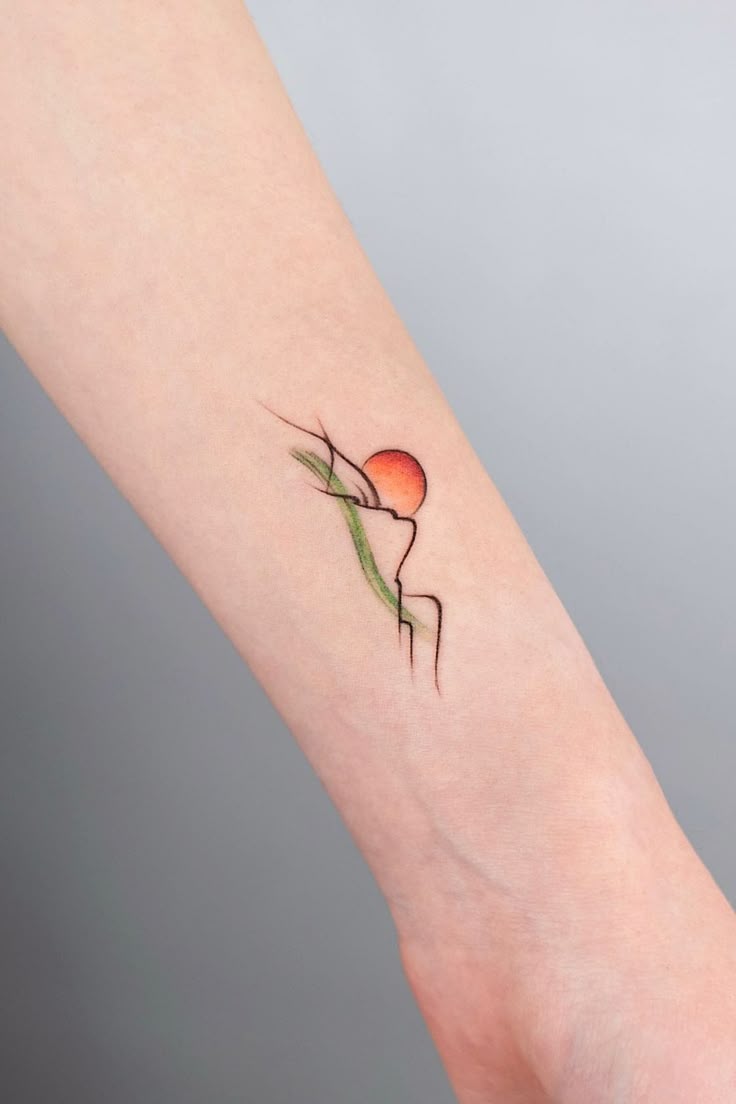 25 Sun Tattoo Ideas  for Men &#038; Women: Unique Designs &#038; Abstract Styles