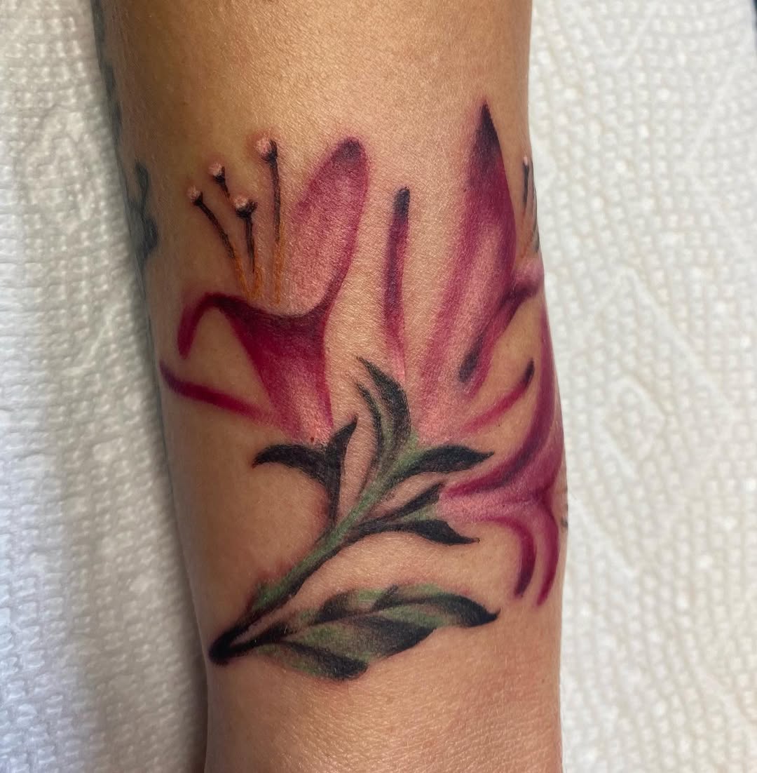 29 Honeysuckle Tattoo Ideas with Fine Line, Neo Traditional, Coral, and American Traditional Designs