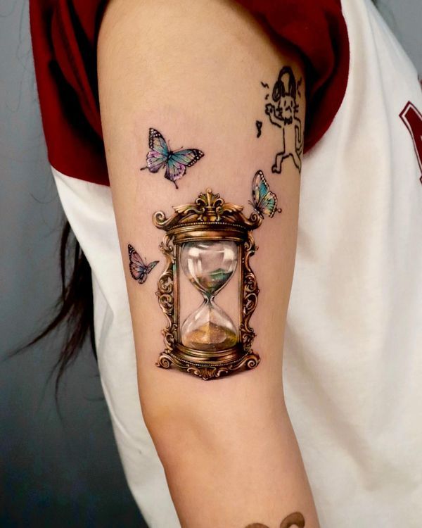 29 Hourglass Tattoo Ideas with Meaningful Designs for Men and Women Minimalist, Feminine, Traditional