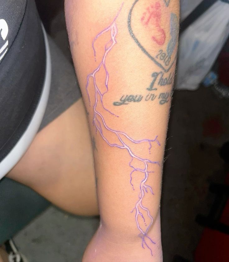 28 Lightning Tattoo Ideas for Men and Women: Arm, Shoulder, Chest, Hand, and Leg Designs