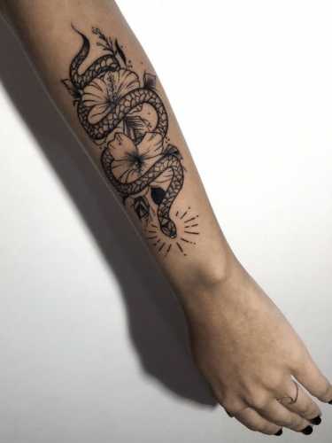 18 Snake Tattoo Hand Ideas for a Touch of Mystery