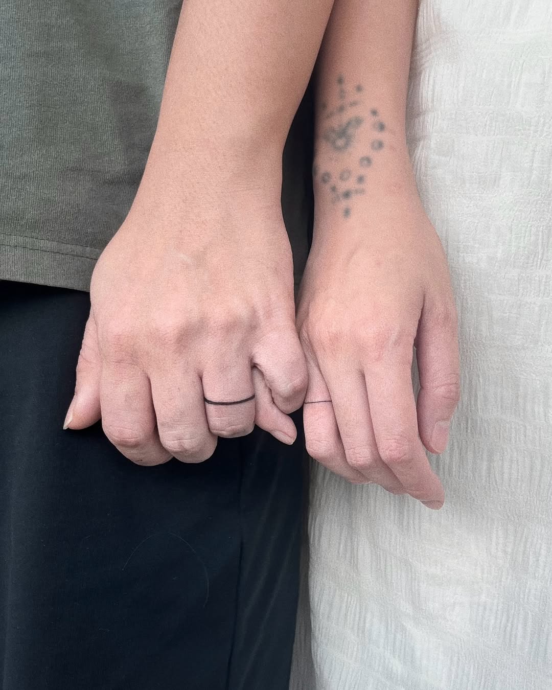 31 Ring Tattoo Ideas: Modern Bands, Meaningful Symbols & Subtle Couples Ink