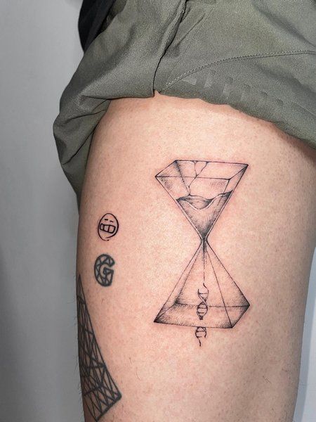29 Hourglass Tattoo Ideas with Meaningful Designs for Men and Women Minimalist, Feminine, Traditional