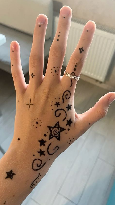 28 Stunning Henna Tattoo Designs for Hand, Arm, Back, and Leg Simple, Cute, Aesthetic Ideas