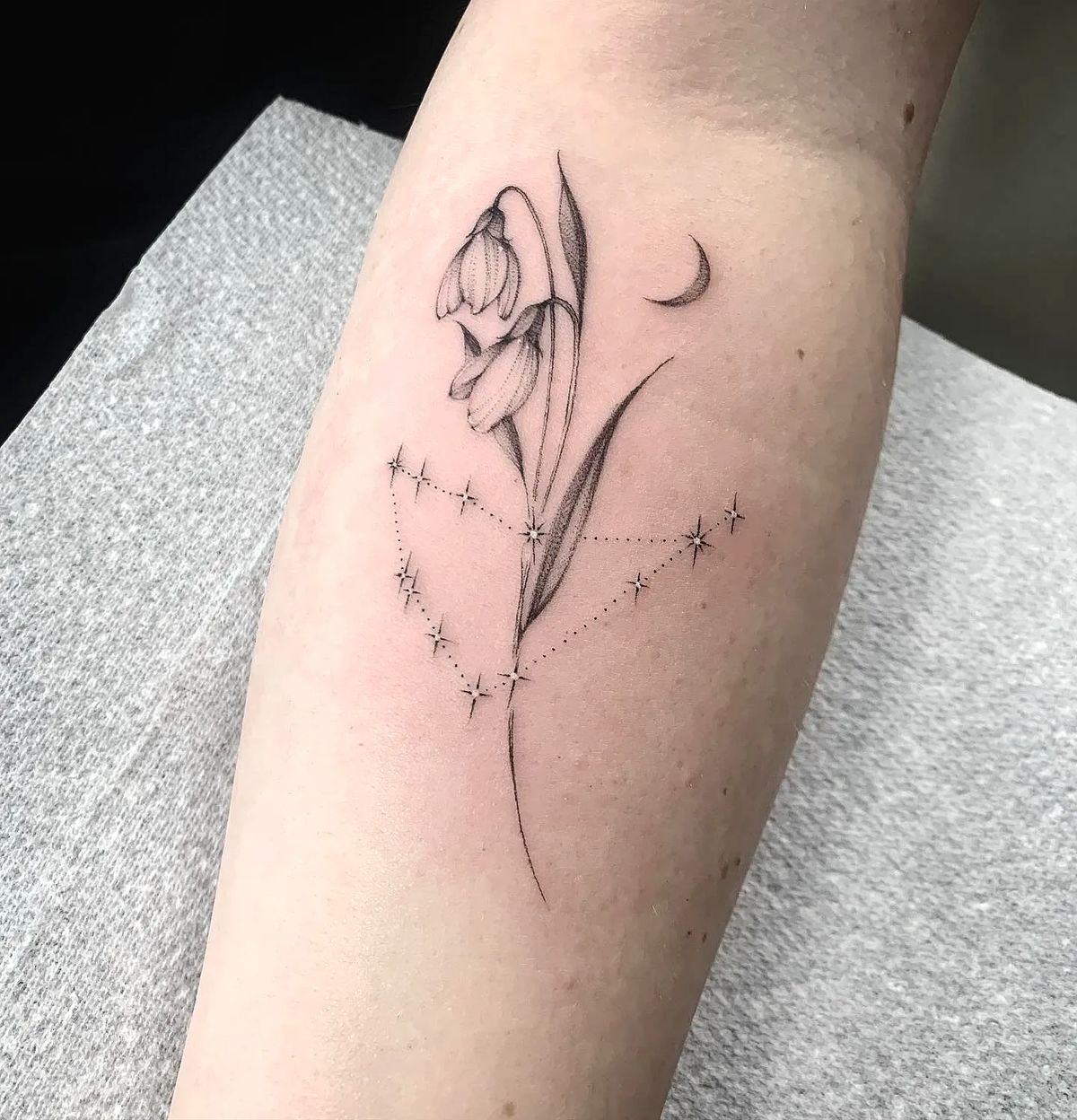 26 January Birth Flower Tattoo Ideas: Stunning Carnation and Snowdrop Designs