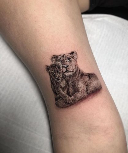 27 Minimalist Lion Tattoo: Subtle Elegance and Symbolism