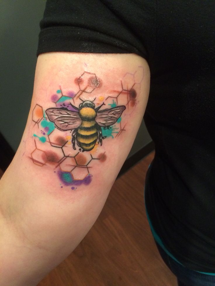30 Honeycomb Tattoo Ideas  with Bees, Flowers, and Geometric Patterns for Men and Women