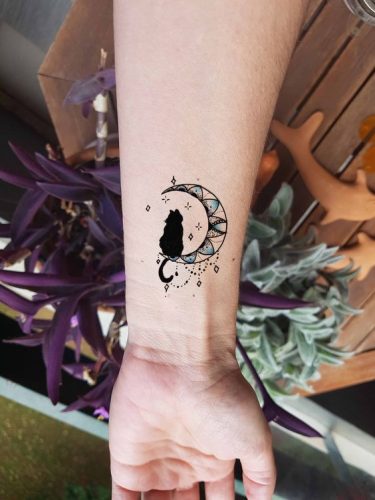17 Cat Tattoo Ideas for the Wrist