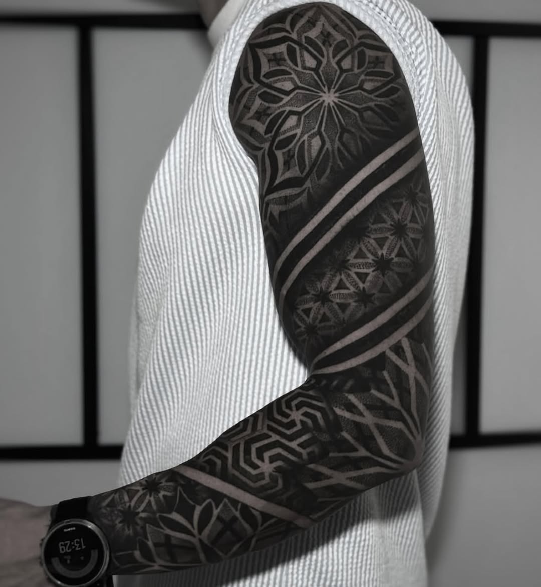 28 Traditional Tattoo Sleeve Ideas: Bold American, Black and Grey, Neo & Japanese Designs for Every Style