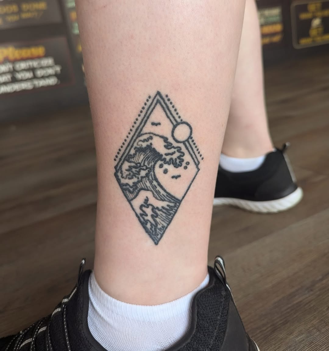 28 Ocean Tattoo Ideas for Men and Women: Minimalist Waves, Sleeve Underwater Designs