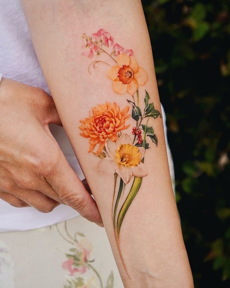 30 Daffodil Tattoo Ideas : Fine Line, Traditional with Name, Birth Flower &#038; Neotraditional Design