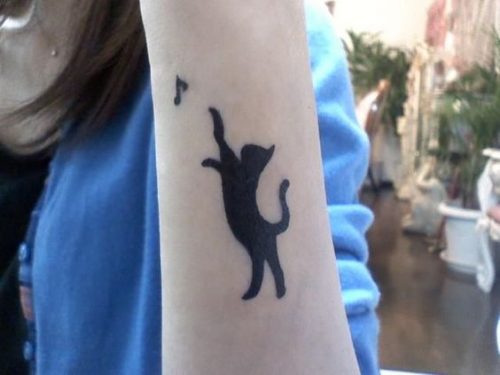 27 Cat Tattoo Ideas for the Finger
