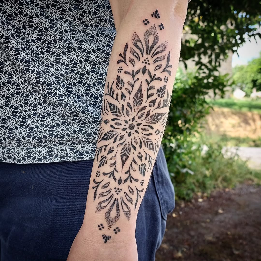 28 Ornamental Tattoo Ideas: Bold Blackwork, Baroque Flourishes, and Fineline Geometry