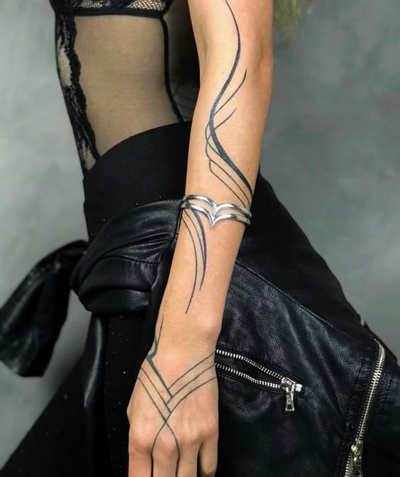 25 Classy and Pretty Tattoo Ideas for Women: Elegant Designs for Arm, Spine, Finger, and More