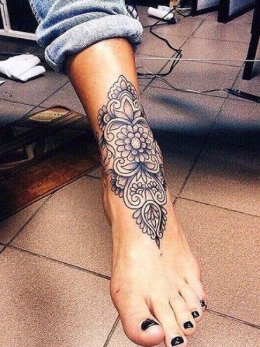 29 Striking Foot Tattoo Ideas for Women