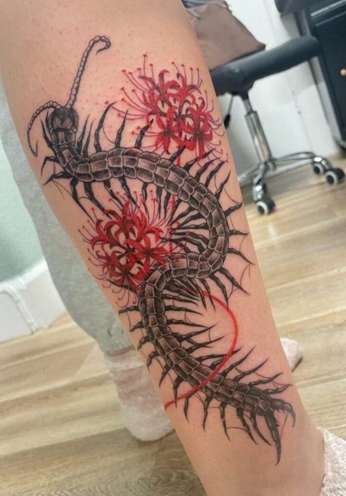 31 Centipede Tattoo Ideas : Blackwork, Traditional, Tokyo Ghoul, Spider Lily, Skull, Giant Back
