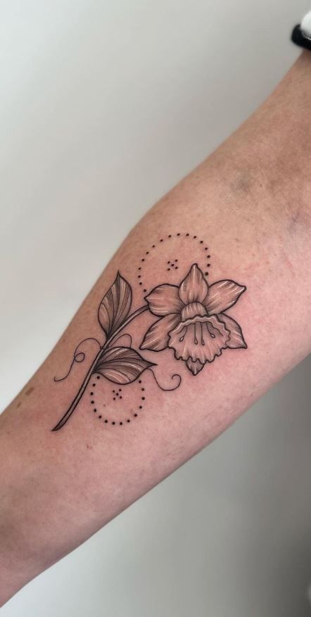 30 Daffodil Tattoo Ideas : Fine Line, Traditional with Name, Birth Flower &#038; Neotraditional Design