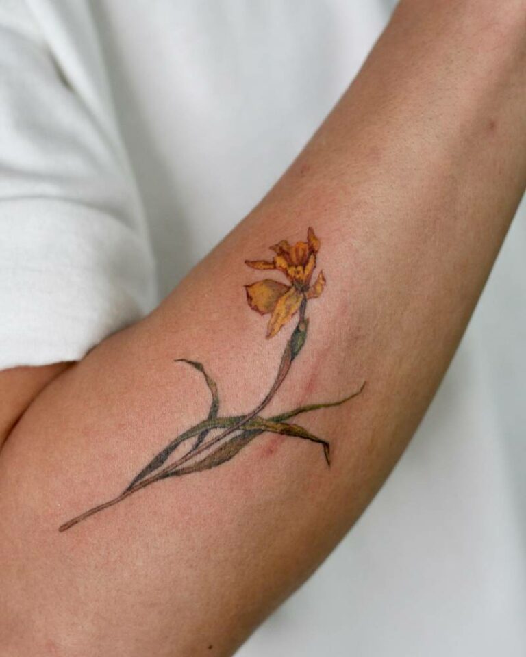 30 Daffodil Tattoo Ideas : Fine Line, Traditional with Name, Birth Flower &#038; Neotraditional Design