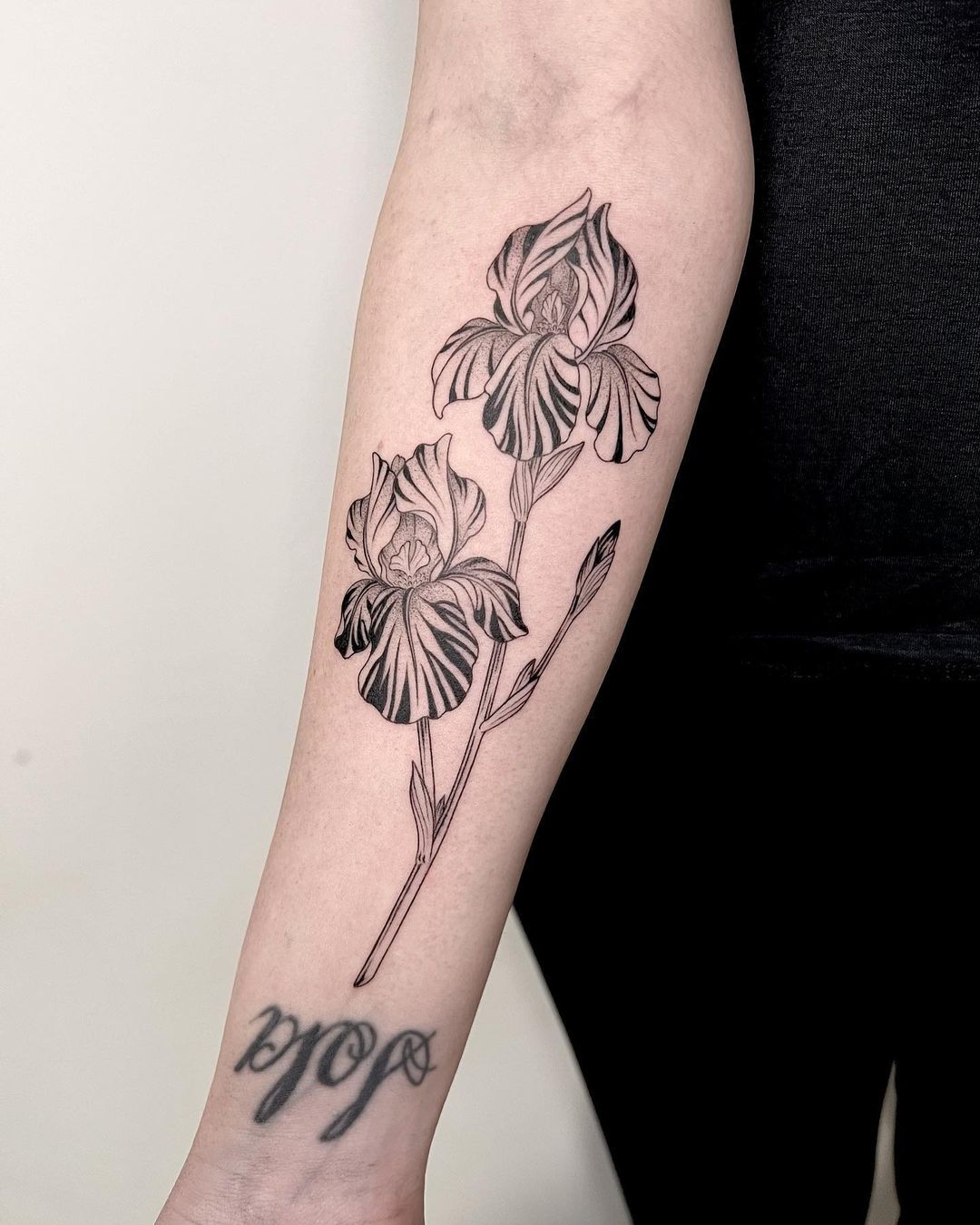 26 February Birth Flower Tattoo: Stunning Designs Inspired by Violets and Iris