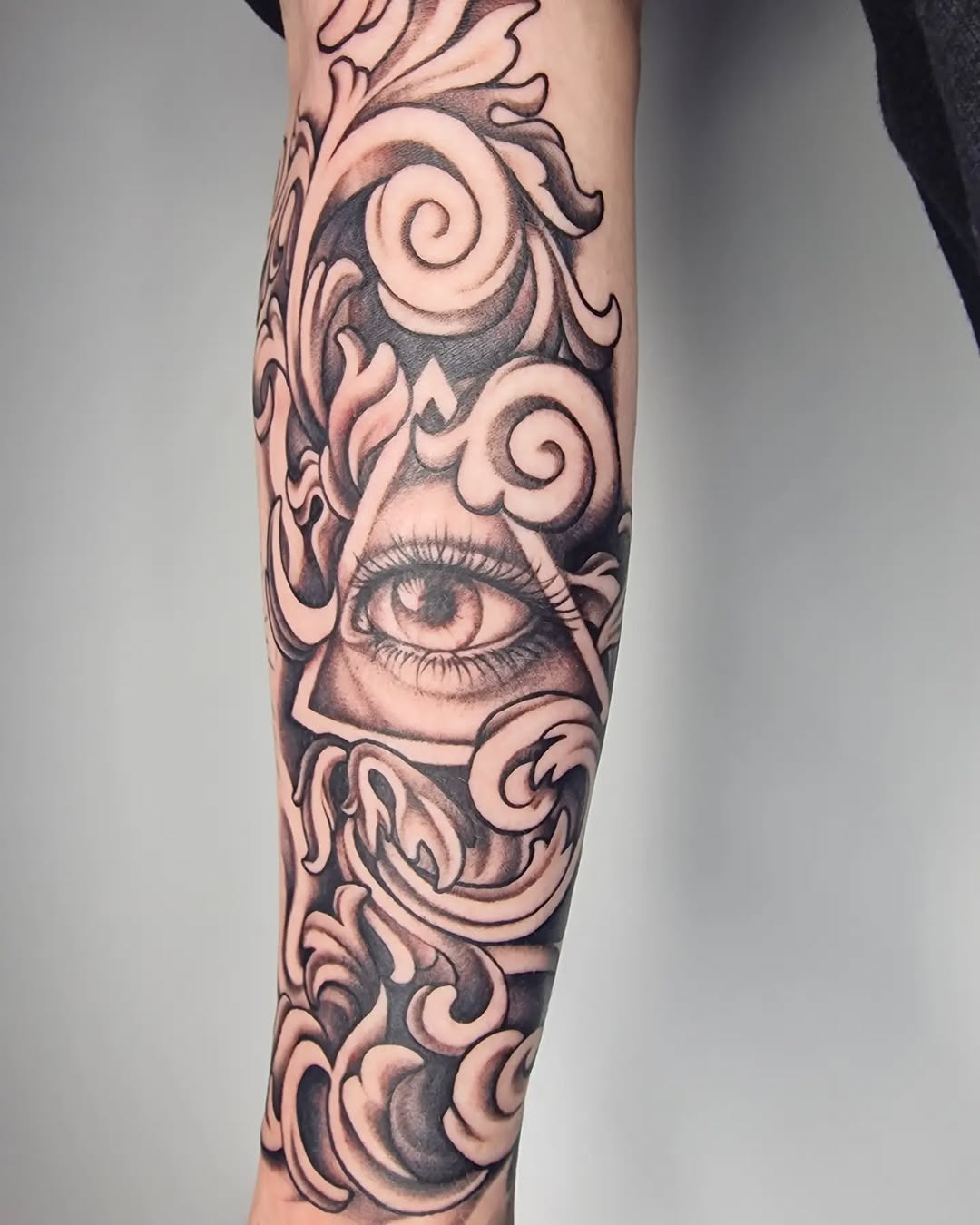 27 Filigree Tattoo Ideas: Baroque Scrollwork That Moves With the Body