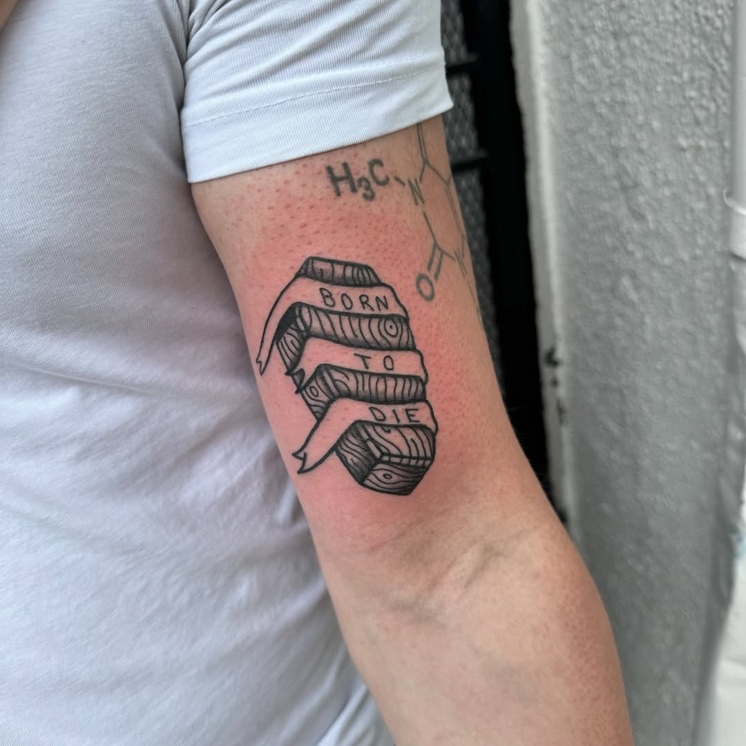 30 Born to Die Tattoo Ideas : Aesthetic Lettering, Stomach and Collarbone Placement