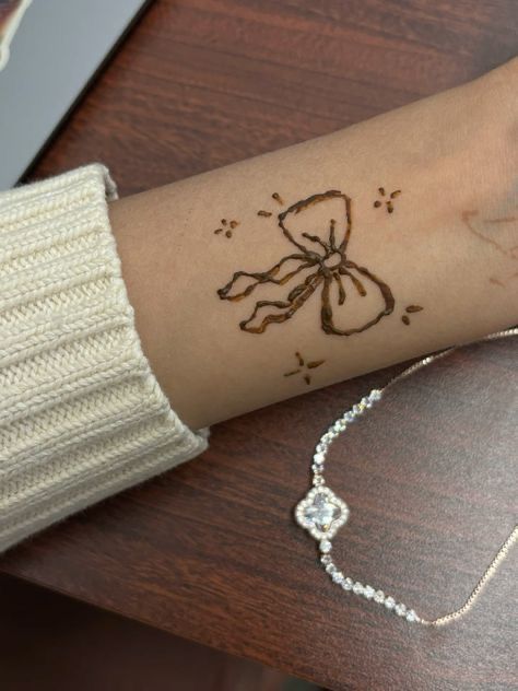 28 Stunning Henna Tattoo Designs for Hand, Arm, Back, and Leg Simple, Cute, Aesthetic Ideas