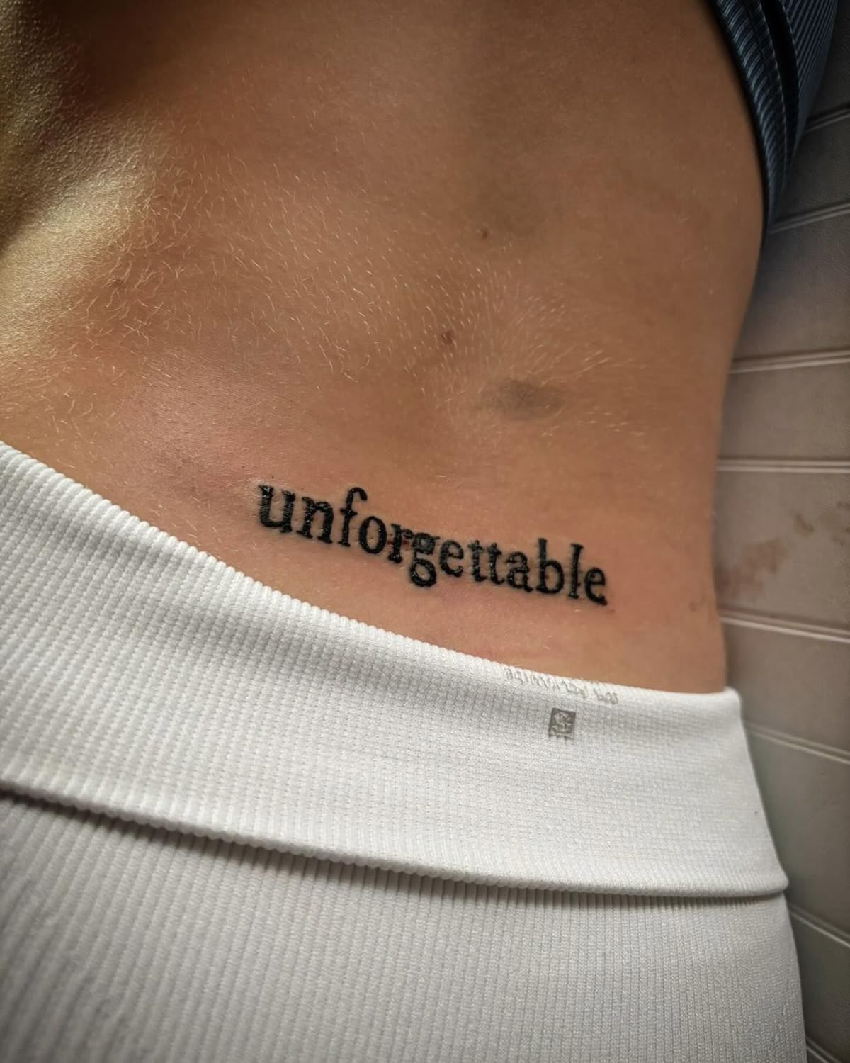 29 Unforgettable Tattoo Ideas : Letras Cursiva, Red Ink, Lower Back, Clavicula, Cuello, and More