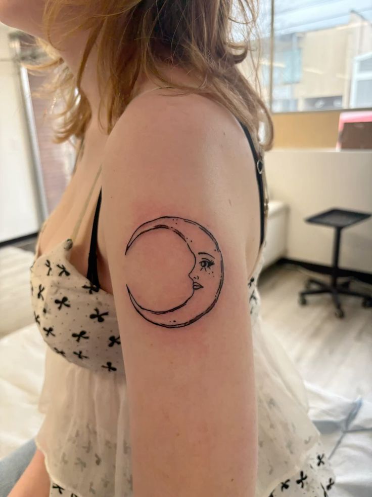 26 Crescent Moon Tattoo Designs : Fine Line, Stencil, Stars, Lotus, Waxing, Waning, American Traditional