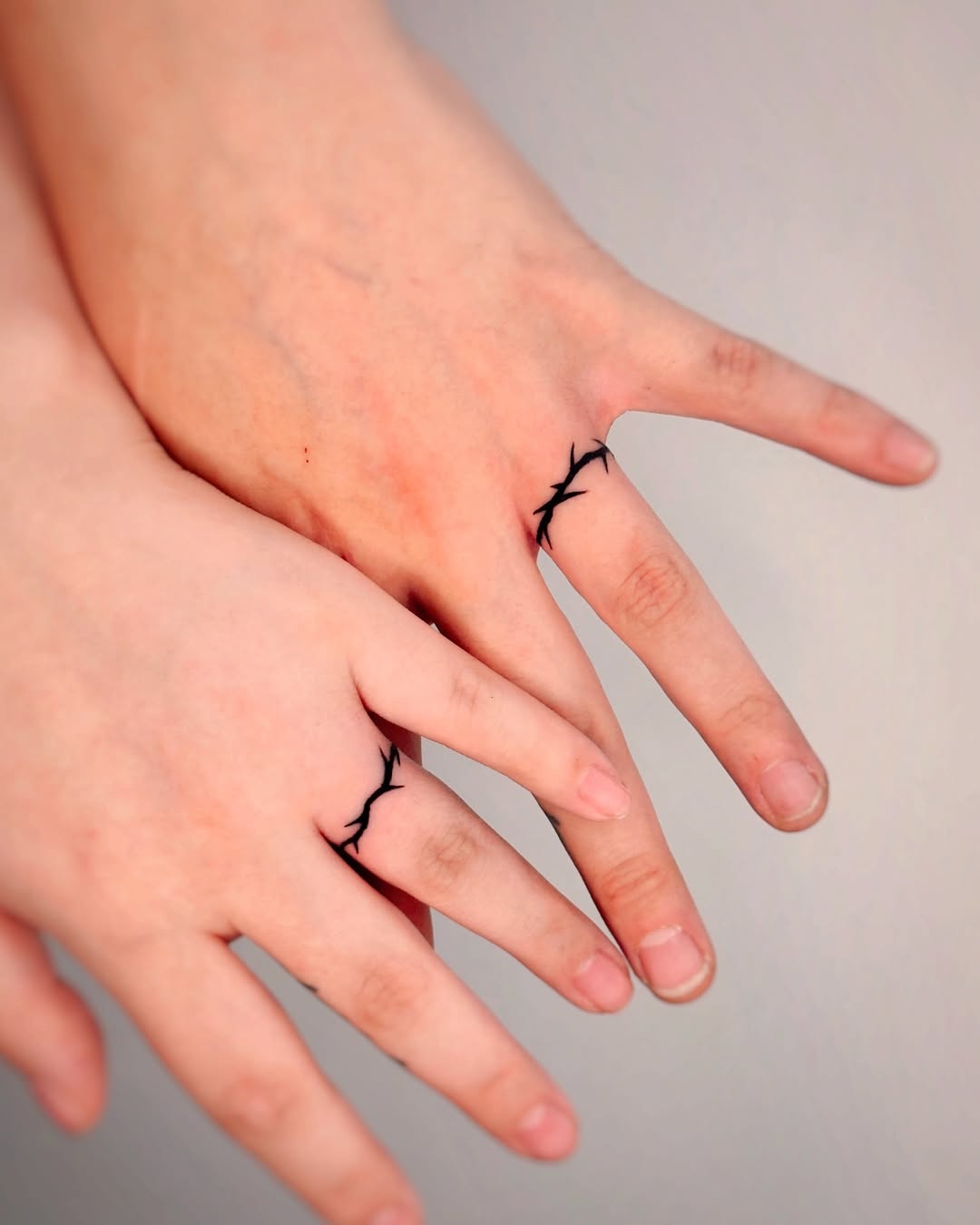31 Ring Tattoo Ideas: Modern Bands, Meaningful Symbols & Subtle Couples Ink