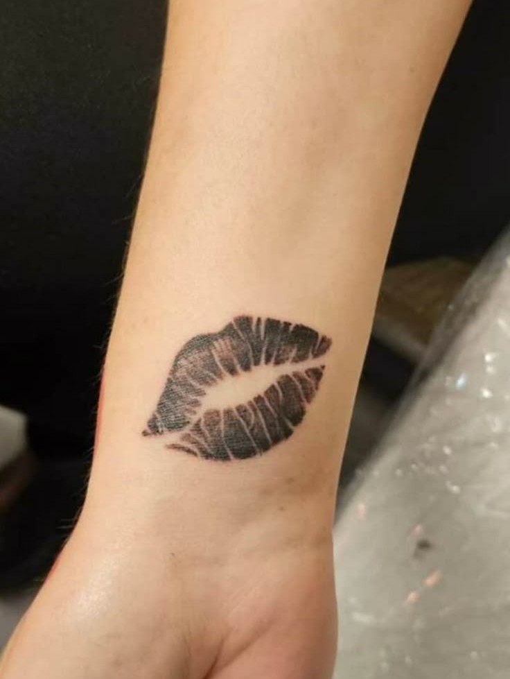 29 Lip Tattoo Ideas With Kiss Prints, Vampire Designs, Color Ideas, Shading, Placement Tips